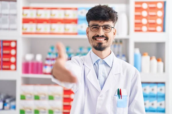 Молодий Іспаномовний Чоловік Фармацевт Посміхається Впевнено Потисніть Руку Аптеці — стокове фото