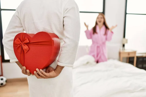 Erkek Yatak Odasında Sevgilisine Sevgililer Günü Hediyesi Ile Sürpriz Yapıyor — Stok fotoğraf
