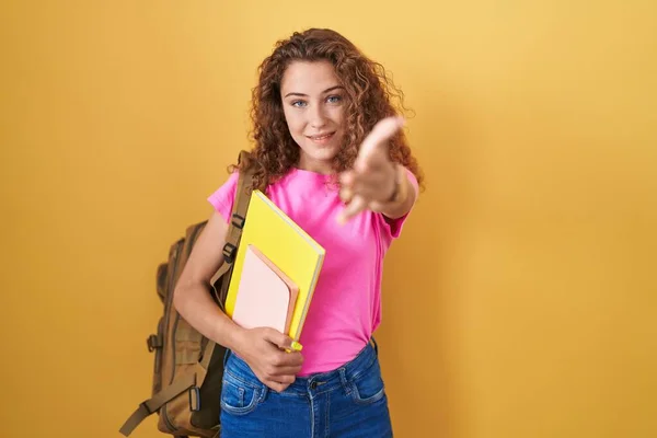 Mulher Caucasiana Jovem Vestindo Mochila Estudantil Segurando Livros Sorrindo Oferta — Fotografia de Stock