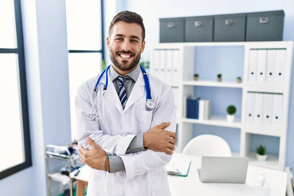 Handsome Hispanic Man Wearing Doctor Uniform Stethoscope Medical Clinic Happy — Stock Photo, Image