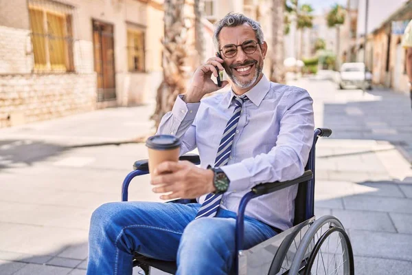 Homem Hispânico Meia Idade Sentado Cadeira Rodas Falando Smartphone Rua — Fotografia de Stock