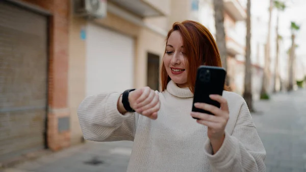 Ung Rödhårig Kvinna Som Använder Smartphone Och Tittar Gatan — Stockfoto