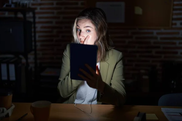 Mujer Rubia Caucásica Que Trabaja Oficina Por Noche Señalando Ojo — Foto de Stock