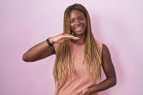 Африканская Американка Плетеными Волосами Стоящими Розовом Фоне Жестикулируя Руками Показывающими — стоковое фото