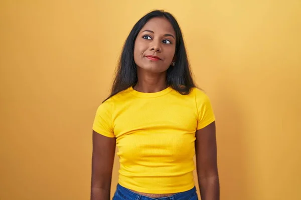 Mladá Indická Žena Stojí Nad Žlutým Pozadím Usmívá Dívá Stranou — Stock fotografie