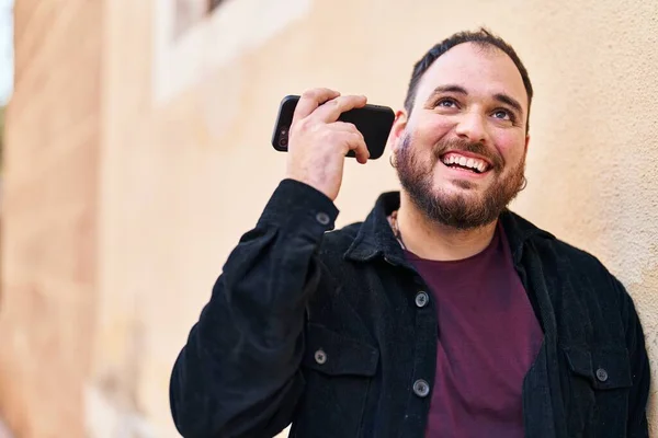 Mladý Hispánec Muž Usměvavý Sebevědomě Poslech Audio Zprávy Smartphonu Ulici — Stock fotografie