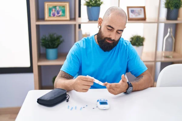 Young Bald Man Measuring Glucose Sitting Table Home — Stock Photo, Image