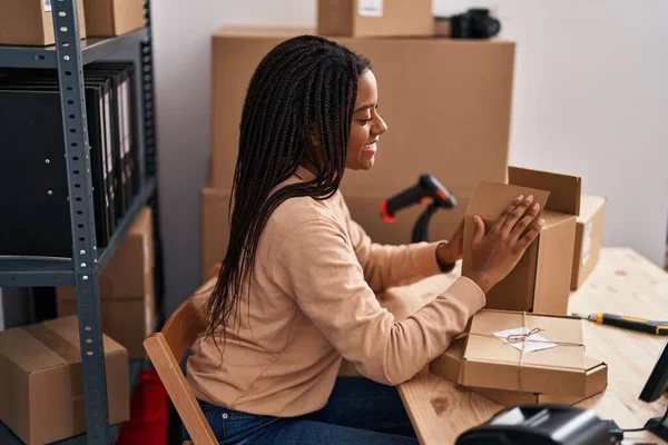 Африканская Американка Деловая Работница Электронной Коммерции Упаковывает Картонную Коробку Офисе — стоковое фото