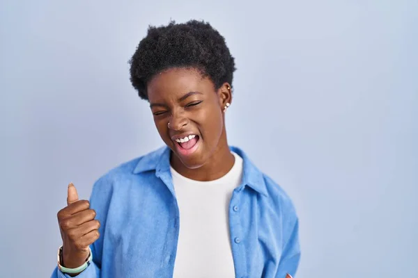 Mavi Arka Planda Dikilen Afrikalı Amerikalı Kadın Çok Mutlu Heyecanlı — Stok fotoğraf