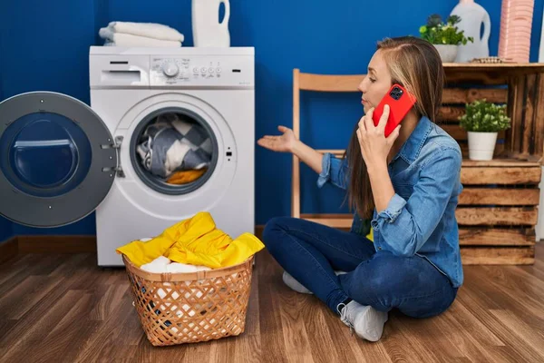 Mujer Rubia Joven Hablando Teléfono Inteligente Para Lavadora Rota Sala — Foto de Stock