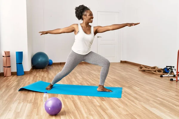 Mujer Afroamericana Sonriendo Yoga Entrenamiento Seguro Centro Deportivo — Foto de Stock