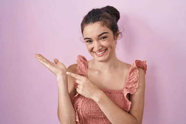 Junges Teenager Mädchen Steht Über Rosa Hintergrund Erstaunt Und Lächelt — Stockfoto