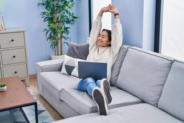 Jonge Latino Vrouw Met Behulp Van Laptop Stretching Armen Thuis — Stockfoto