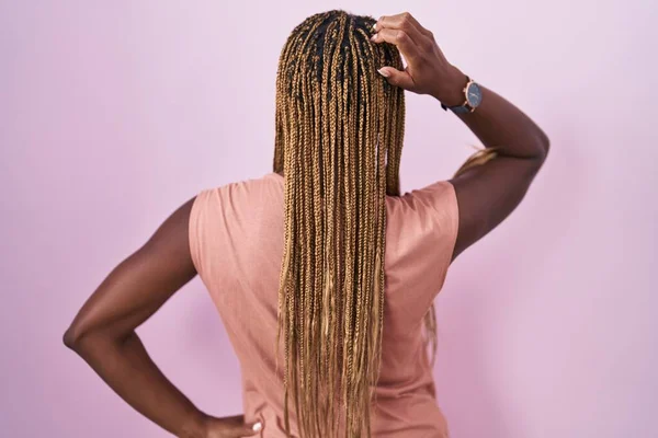 Afričanky Americká Žena Spletené Vlasy Stojící Nad Růžovým Pozadím Pozpátku — Stock fotografie