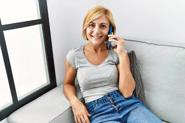 Mulher Loira Meia Idade Sorrindo Confiante Falando Smartphone Casa — Fotografia de Stock