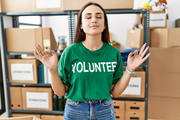 Jovem Morena Vestindo Camiseta Voluntária Doações Ficar Relaxado Sorrindo Com — Fotografia de Stock
