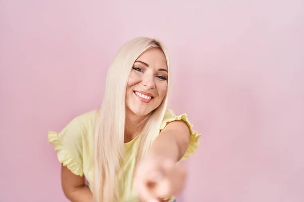 Caucasian Woman Standing Pink Background Laughing You Pointing Finger Camera — Stock Photo, Image