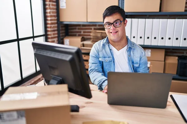 Sindrome Uomo Commerce Business Worker Utilizzando Laptop Che Lavorano Ufficio — Foto Stock