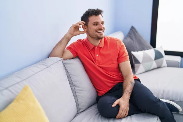 Young Hispanic Man Smiling Confident Sitting Sofa Home — Stock Photo, Image