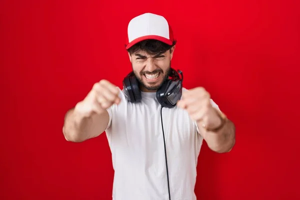 Ισπανόφωνος Άντρας Μούσι Φορώντας Gamer Καπέλο Και Ακουστικά Θυμωμένος Και — Φωτογραφία Αρχείου