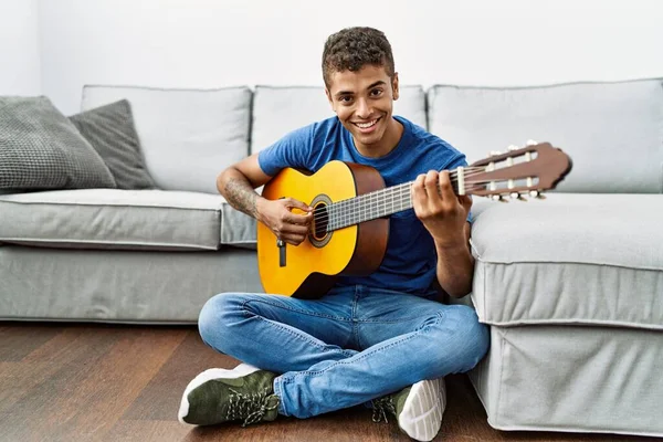 Jovem Hispânico Tocando Guitarra Sentado Chão Casa — Fotografia de Stock