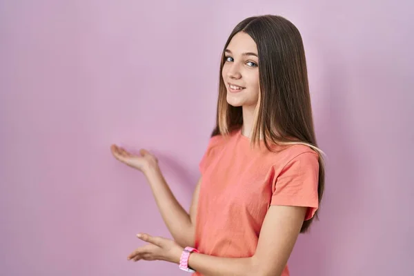 Tiener Meisje Staande Roze Achtergrond Uitnodigen Gaan Glimlachen Natuurlijk Met — Stockfoto