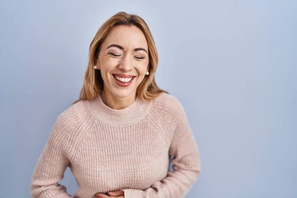 Mujer Hispana Pie Sobre Fondo Azul Sonriendo Riendo Voz Alta —  Fotos de Stock