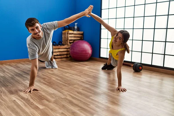 Man Woman Couple Training Abs Exercise High Five Sport Center — Stock Photo, Image