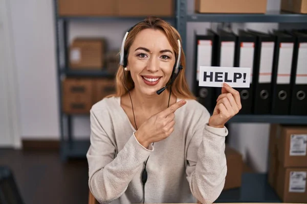 Latynoska Kobieta Pracuje Małym Biznesie Commerce Trzymając Baner Pomocy Uśmiechając — Zdjęcie stockowe