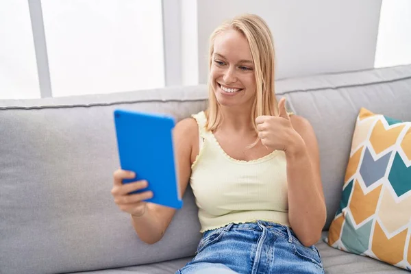 Mladá Běloška Pomocí Touchpad Sedí Pohovce Úsměvem Šťastný Pozitivní Palec — Stock fotografie