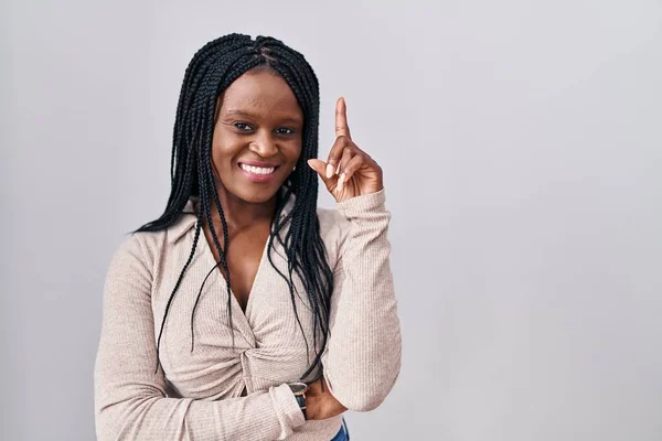 Африканская Женщина Косичками Стоящая Белом Фоне Указывая Пальцем Успешную Идею — стоковое фото