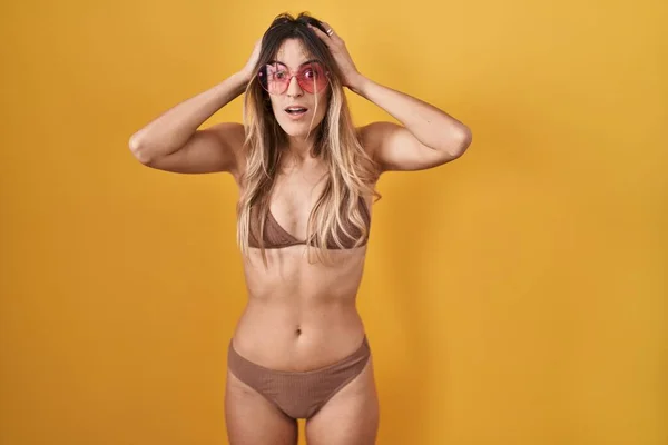 Young Hispanic Woman Wearing Bikini Yellow Background Crazy Scared Hands — Stock Photo, Image