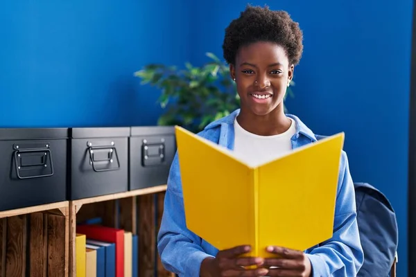 Африканська Американка Читає Книжку Вдома — стокове фото