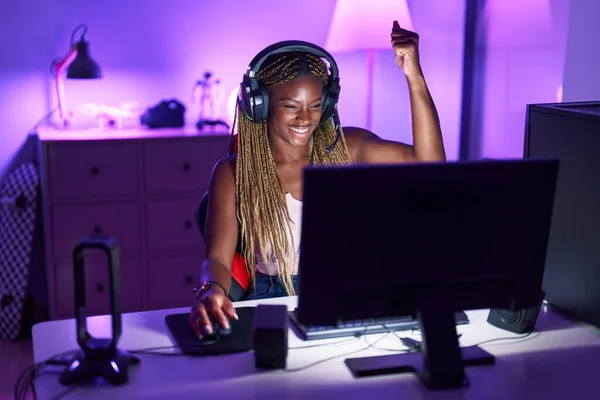 Mujer Afroamericana Streamer Jugando Videojuego Con Expresión Ganadora Sala Juegos —  Fotos de Stock