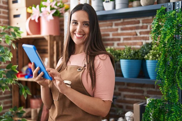 Young Beautiful Hispanic Woman Florist Smiling Confident Using Touchpad Flower — Zdjęcie stockowe
