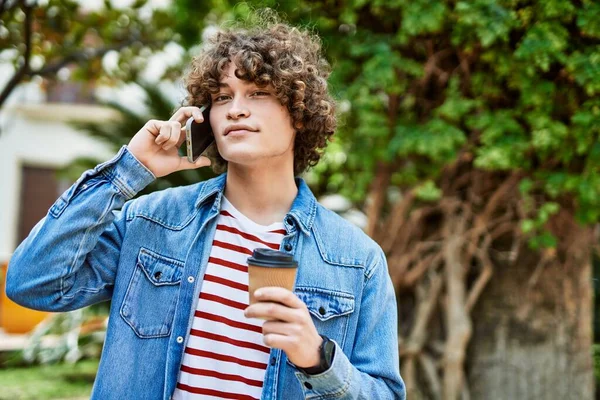 Genç Spanyol Adam Parkta Telefonla Konuşuyor — Stok fotoğraf