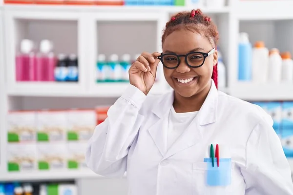 Farmacéutica Mujer Afroamericana Sonriendo Confiado Pie Farmacia —  Fotos de Stock