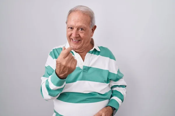 Uomo Anziano Con Capelli Grigi Piedi Sfondo Bianco Invitante Venire — Foto Stock