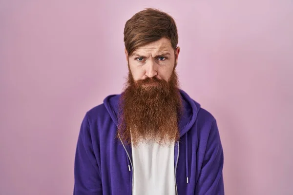 Uomo Caucasico Con Barba Lunga Piedi Sopra Sfondo Rosa Scettico — Foto Stock