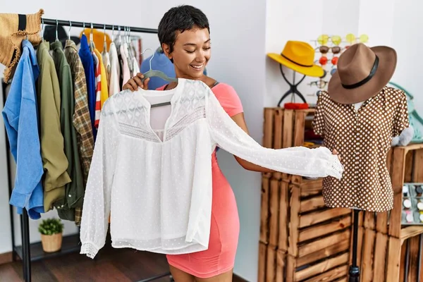 Young Hispanic Woman Customer Smiling Confident Choosing Clothes Holding Shirt — Zdjęcie stockowe