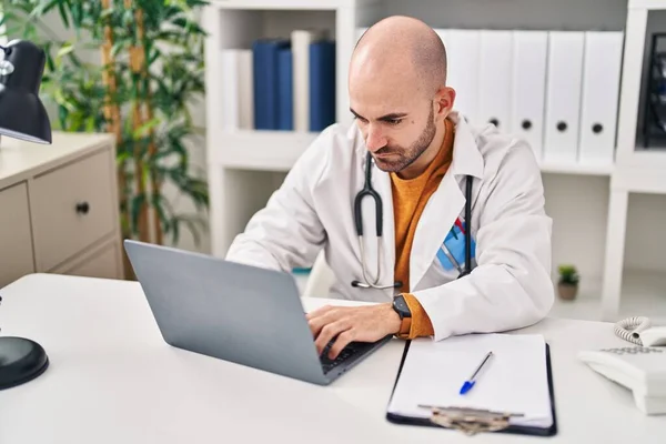 Jovem Vestindo Uniforme Médico Usando Laptop Clínica — Fotografia de Stock