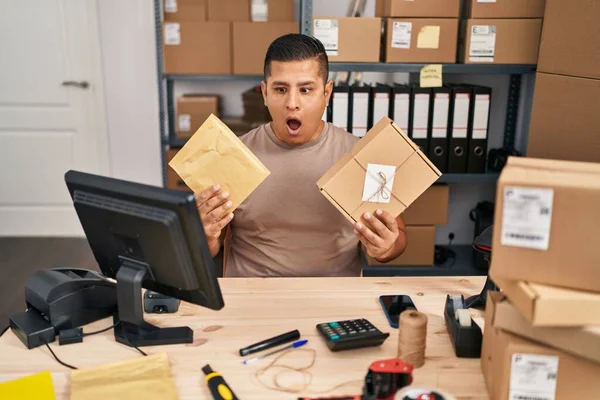 Jovem Hispânico Trabalhando Comércio Eletrônico Pequenas Empresas Segurando Pacotes Com — Fotografia de Stock