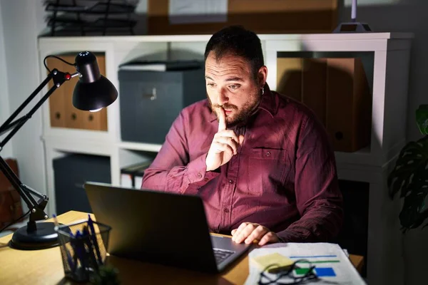 Size Hispanic Man Beard Working Office Night Asking Quiet Finger — Foto Stock