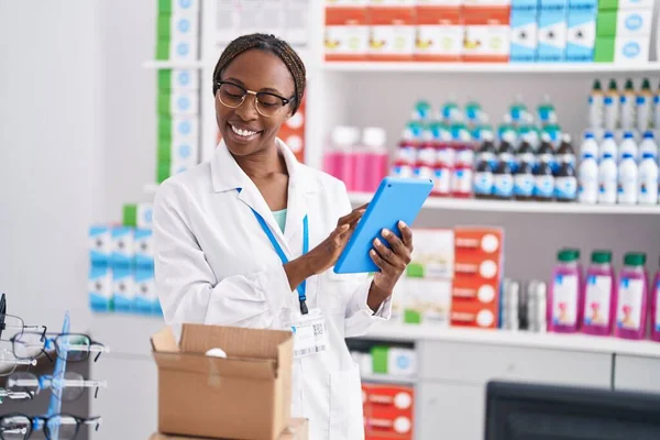 Afro Amerikaanse Vrouw Apotheker Met Behulp Van Touchpad Uitpakken Bestelling — Stockfoto