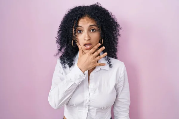 Hispanic Woman Curly Hair Standing Pink Background Looking Fascinated Disbelief — Stockfoto
