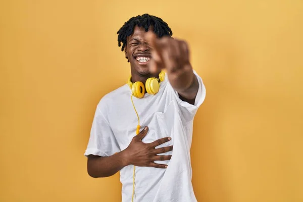 Young African Man Dreadlocks Standing Yellow Background Laughing You Pointing — Stock Photo, Image