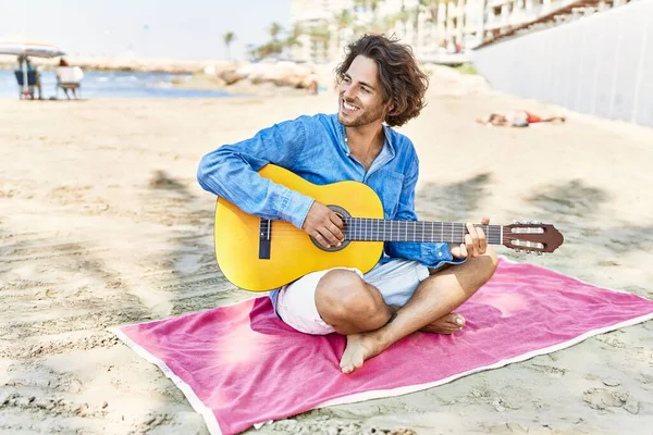 Jovem Hispânico Tocando Guitarra Clássica Sentado Areia Praia — Fotografia de Stock