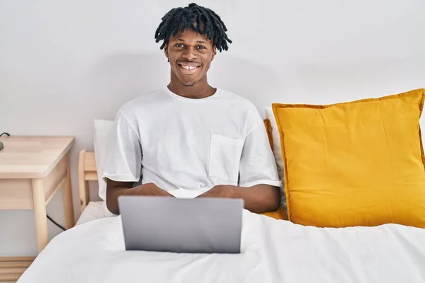 Afroamerikaner Sitzt Mit Laptop Auf Bett Schlafzimmer — Stockfoto