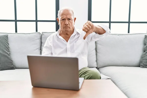 Homem Sênior Usando Laptop Casa Sentado Sofá Olhando Infeliz Irritado — Fotografia de Stock