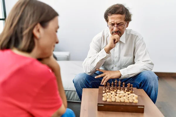 Medelålders Man Och Kvinna Par Koncentrera Spela Schack Hemma — Stockfoto